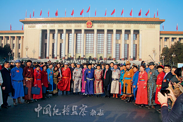 3月5日08:28,迎着晨光,身着盛装的内蒙古代表团部分代表在人民大会堂