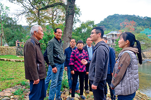 福州市晋安区寿山乡纪委干部走村入户查找问题线索.缪淑秀/摄